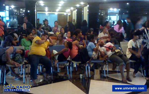 Mga taga-suporta ni Makati Mayor Junjun Binay, okupado ang lobby ng Makati City Hall