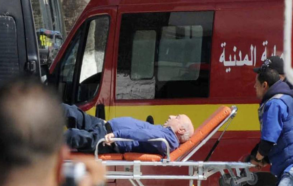 Isang sugatang turista ang isinakay sa stretcher matapos madamay sa naganap na pag-atake sa isang museum sa Tunisia (Reuters)