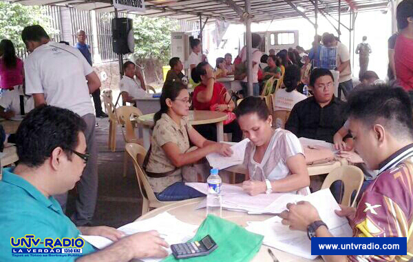 File photo: Mga taxpayer na naghahabol para makapagfile ng income tax return sa regional office ng BIR sa Quezon City