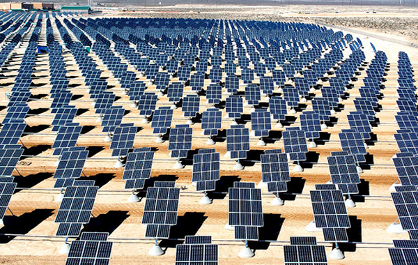 Mga solar panel sa Nellis Air Force Base, Nevada, U.S.A (Wikipedia.org)