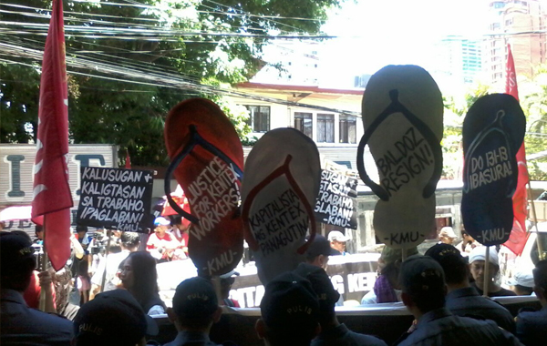 Ilang militanteng grupo na nagrarally sa harap ng tanggapan ng DOLE-NCR (photo credit: Joms Malulan)