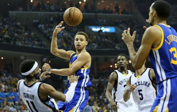 Ipinasa ni Stephen Curry ng Golden State Warriors ang bola sa kanyang teammate na si Shaun Livingston (Photo credit: Reuters/Nelson Chenault-USA TODAY)