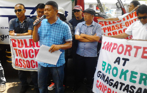 Ilang trucking groups, nagsagawa ng kilos protesta sa LTFRB (photo credit: Macky Libradilla)