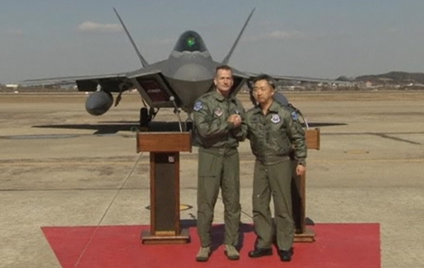 isa sa apat na F-22 stealth fighter jets na pinadala ng Amerika(REUTERS)