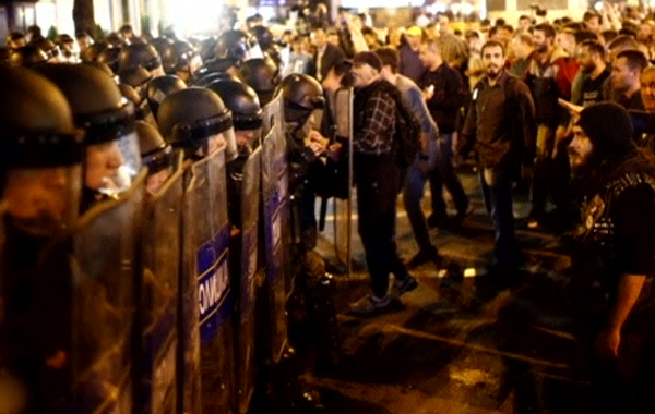 Nagkasagupa ang mga pulis at mga demonstrador sa Macedonia(REUTERS)