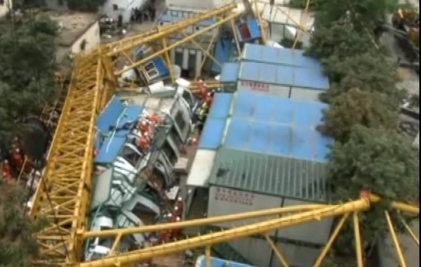 Bumagsak na crane sa isang domitoryo sa China(REUTERS)